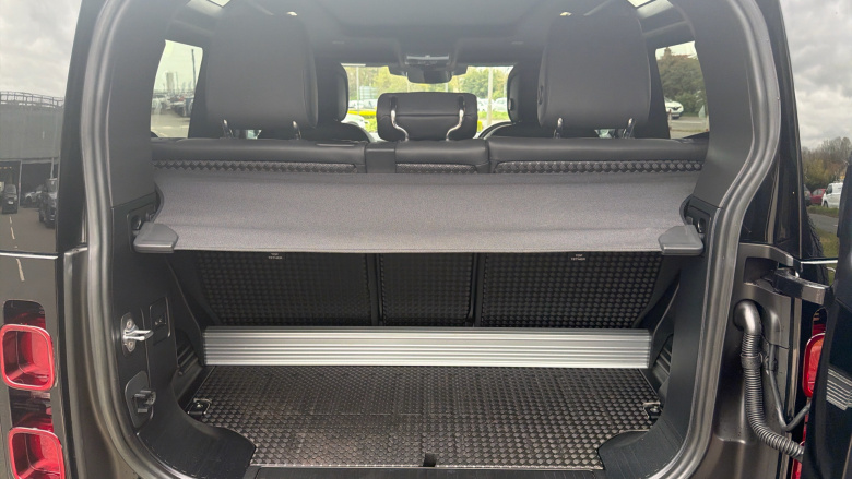 Land Rover Defender 3.0 D250 X-Dynamic HSE 90 3dr Auto Diesel Estate